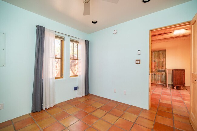 Building Photo - 723 B Gildersleeve St