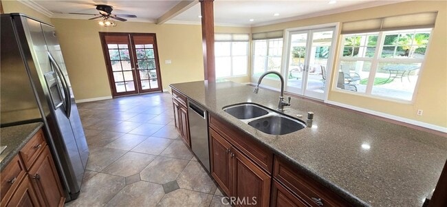 Building Photo - 1400 Post Rd