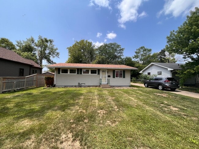 Building Photo - 3 bedroom house