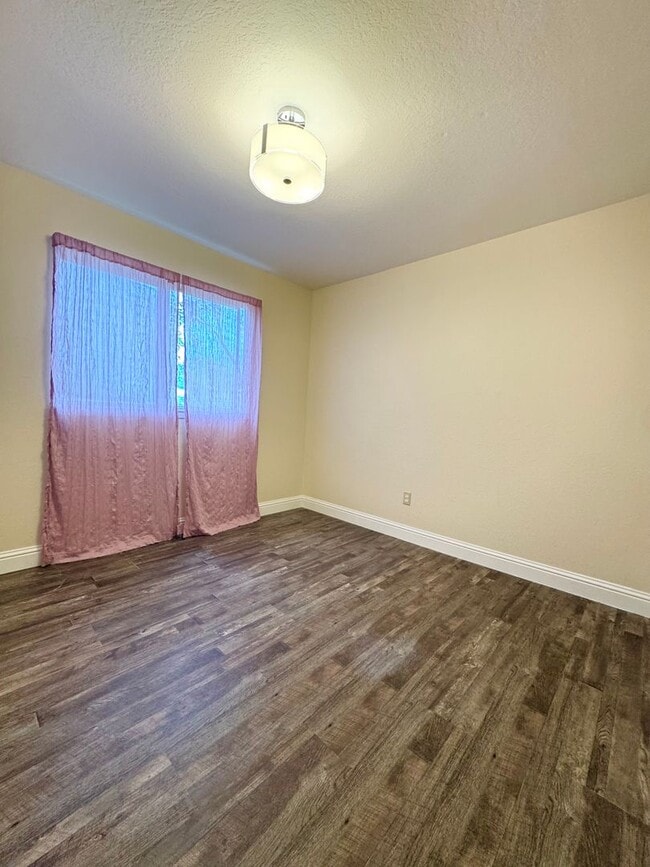 Building Photo - Private Renovated Home in Westside Redding