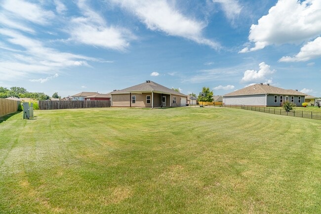 Building Photo - 3 Bedroom 2 Bath West Fay Home w/HUGE Backyard!