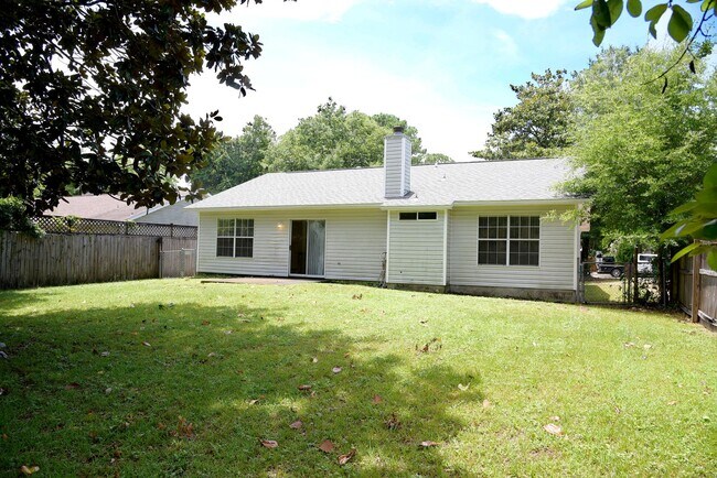 Building Photo - Central 3 Bedroom in Niceville!