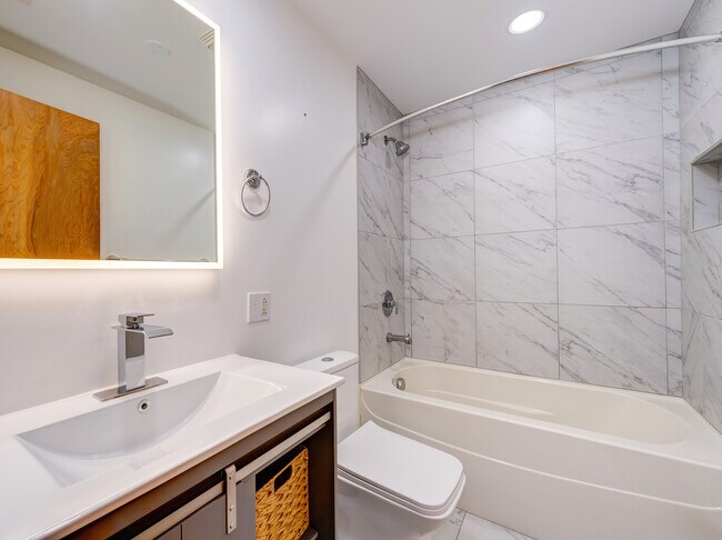 Building Photo - 7020 N Paulina St