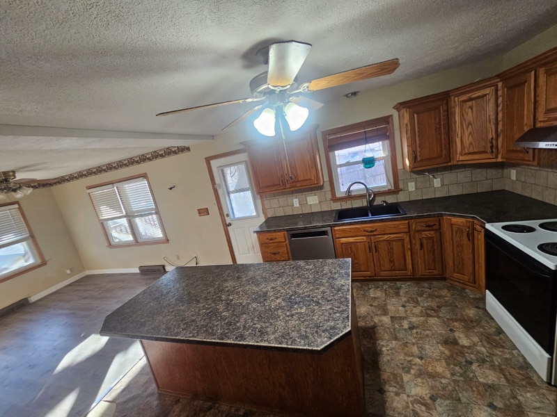 Building Photo - 821 W Spruce St