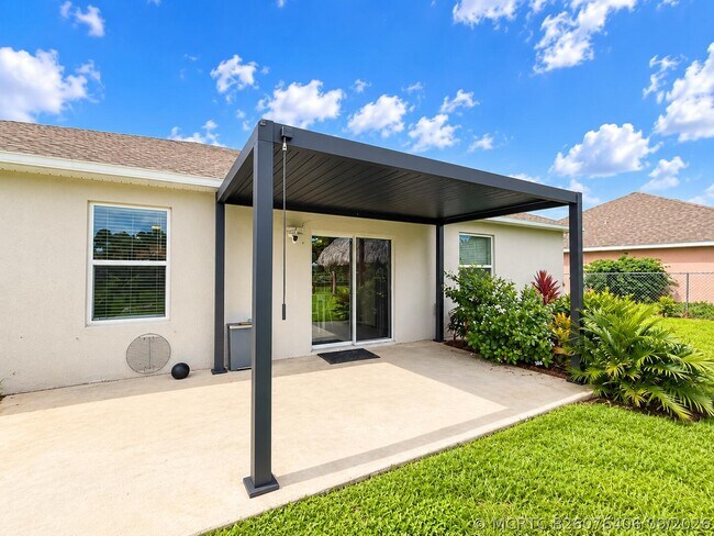 Building Photo - 1025 SW Sarto Ln