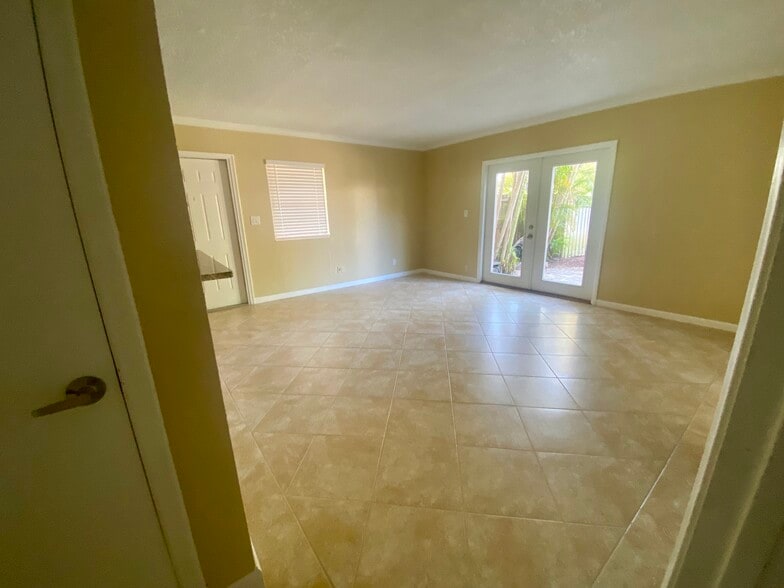 Building Photo - 309 NE 16th St