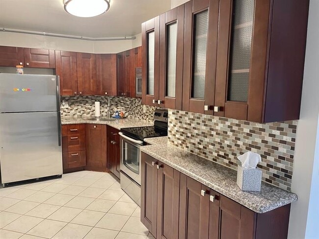 Building Photo - 140 NE 19th Ct