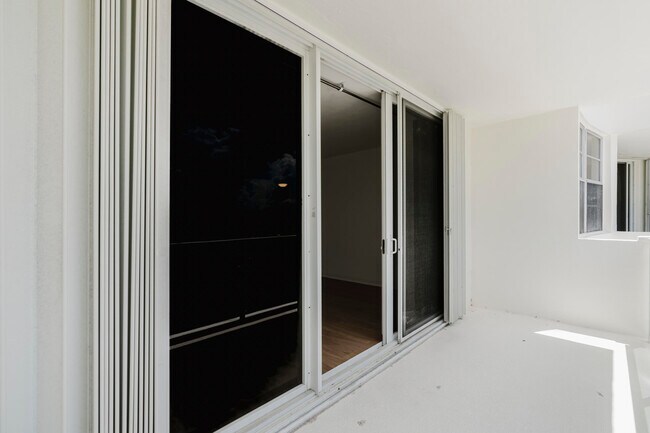 Building Photo - 2800 N Flagler Dr