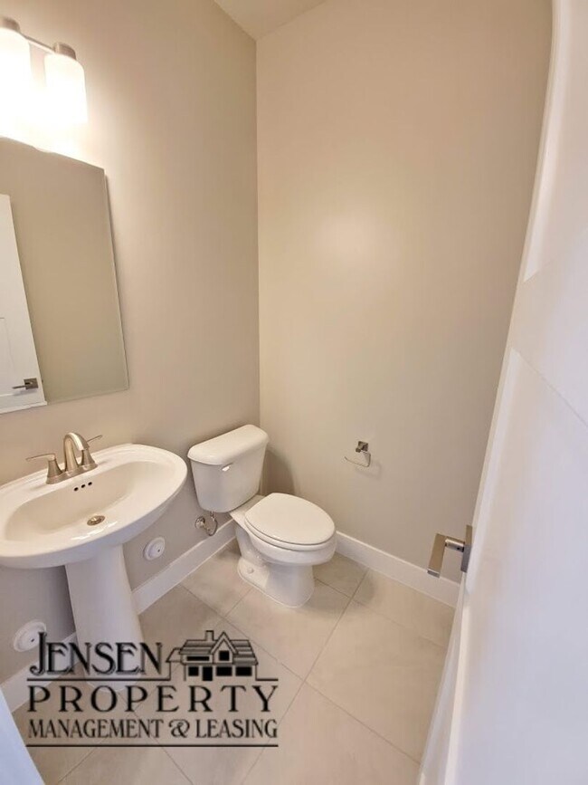 Building Photo - Red Mountain Vista Town Home, End Unit