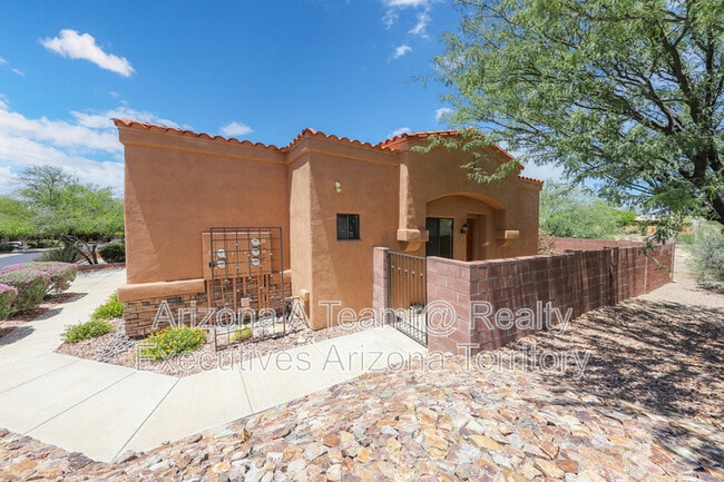 Building Photo - 665 E Weckl Pl