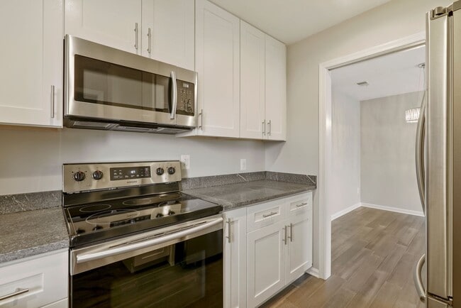 Building Photo - 2815 Lee Oaks Ct