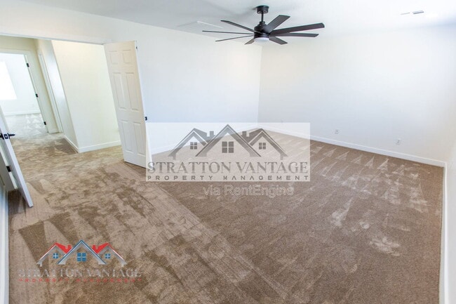 Building Photo - 484 E Cheyenne Rd