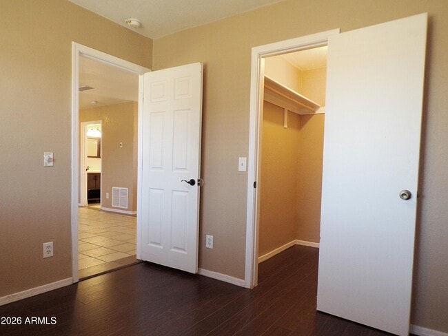 Building Photo - 10033 S Honeysuckle Dr