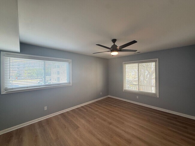 Building Photo - Well-Maintained Beachside Condo Near Shore Drive *ASK ABOUT OUR ZERO DEPOSIT*