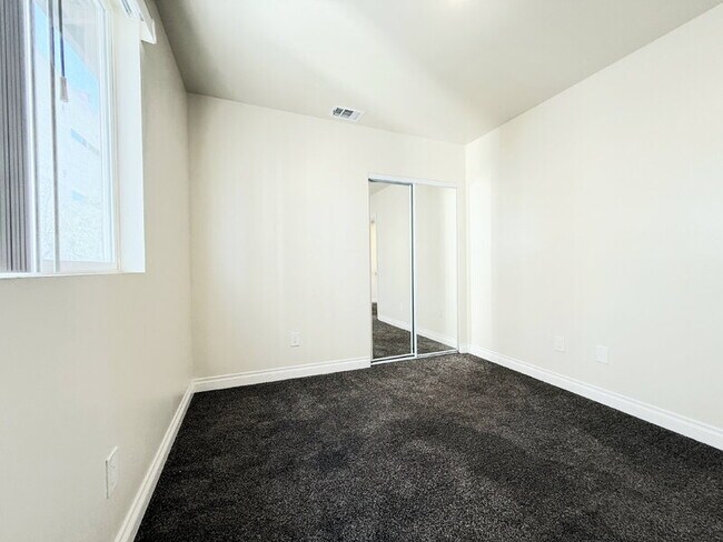 Building Photo - 116 W 50th St