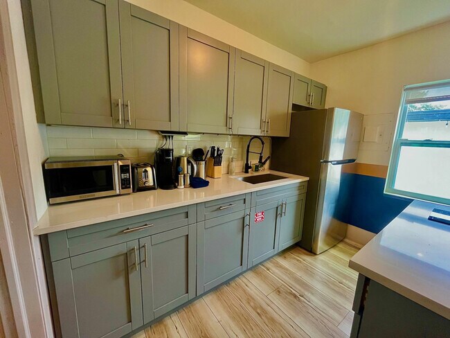 Building Photo - 834 NE 14th Ave