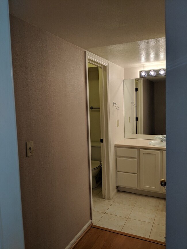 Building Photo - Englewood/DTC Ground Floor 2 Bedroom 2 Bath Condo For Rent - Great Location and Amenities