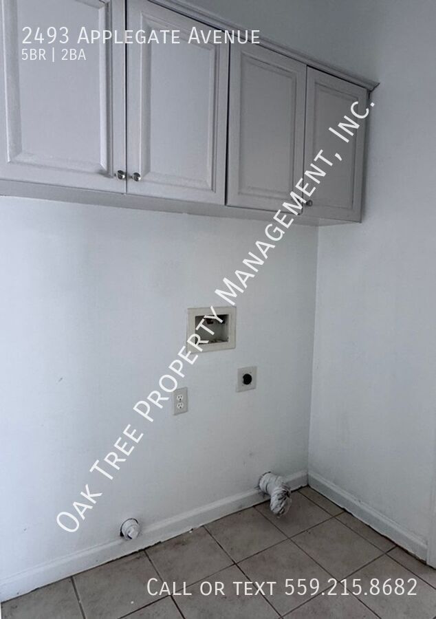 Building Photo - 2493 Applegate Ave