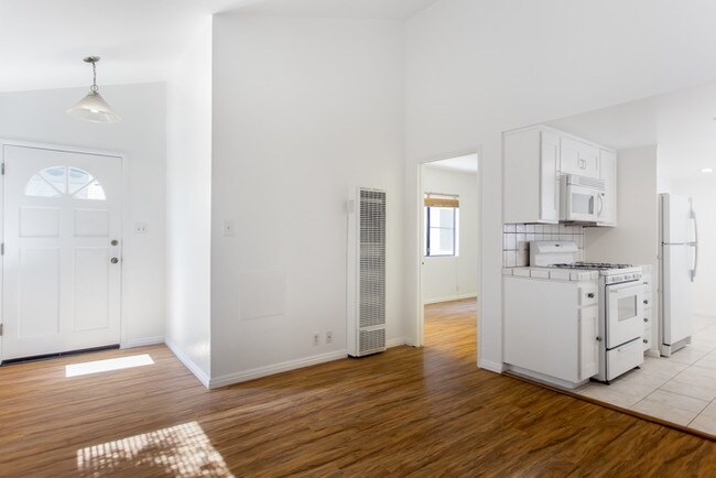 Building Photo - 539 Venice Way