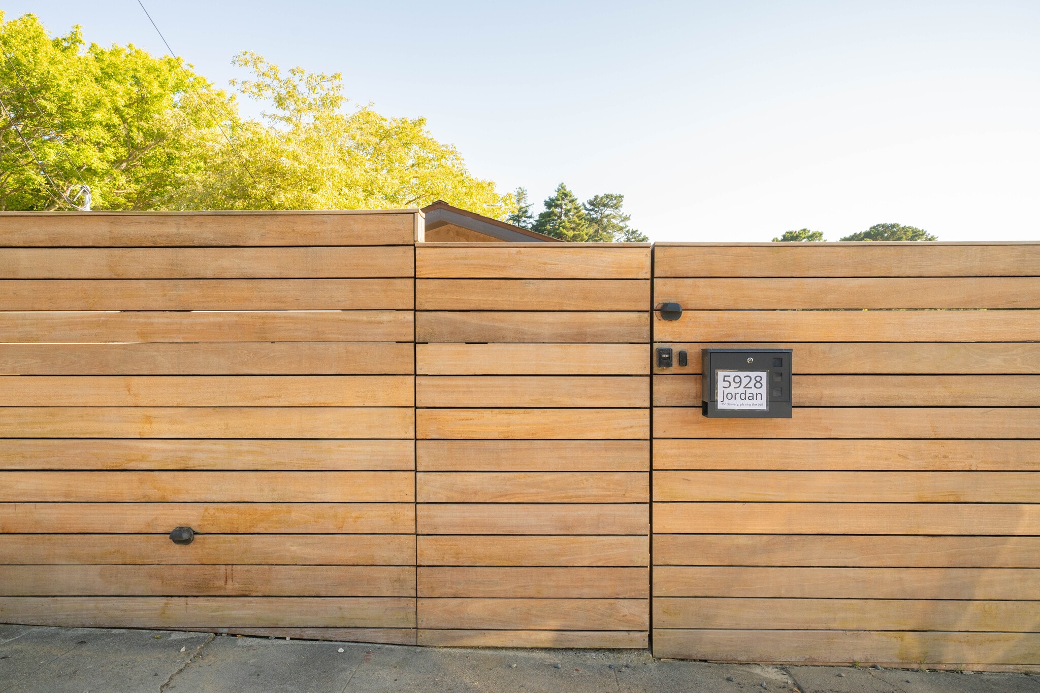 Private entrance on Jordan - 5955 Fern St