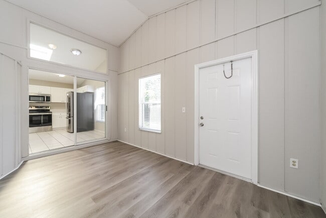 Building Photo - 224 Kingshill Ct SE