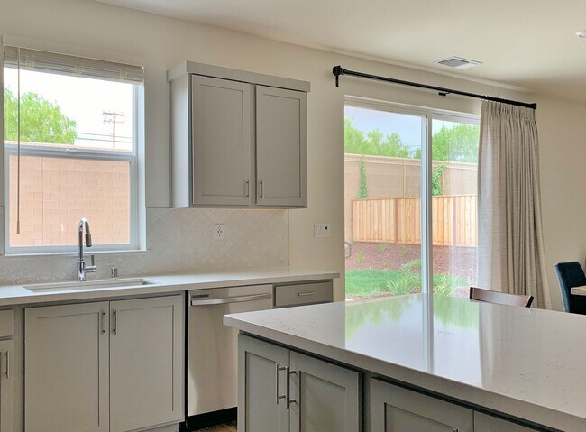 Building Photo - 4 Bedroom Home in Hollister
