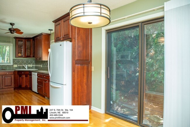 Building Photo - 3 Bedroom and 2 bathroom Colonial Hills House for rent!