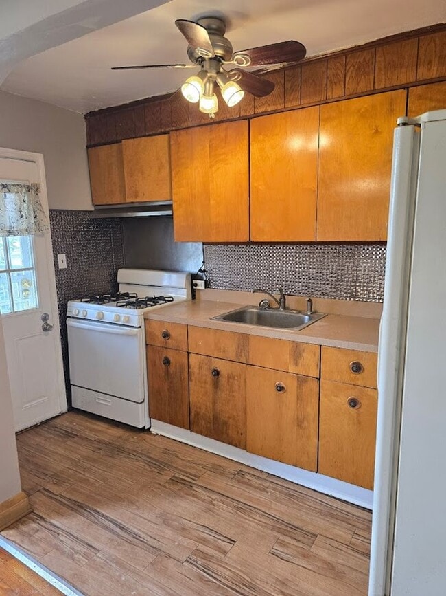 Building Photo - The Perfect 2 Bed / 1 Bath Townhouse 5 min...