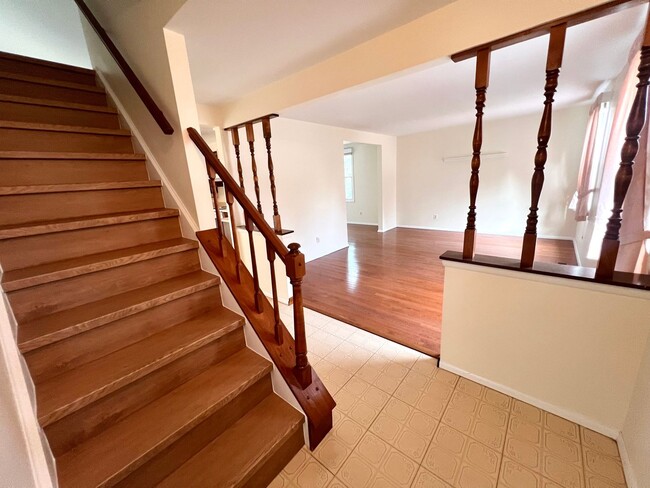 Building Photo - Beautiful Home - 3 Bedroom 2.5 Bathroom - ...