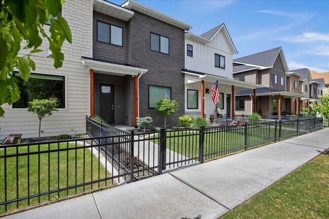 Building Photo - Downtown Townhouse