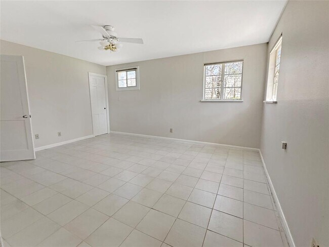Building Photo - 4207 Wilshire Pkwy