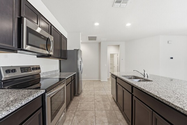 Building Photo - Stylish 3BR Home with Granite Counters + Community Parks & Splash Pads