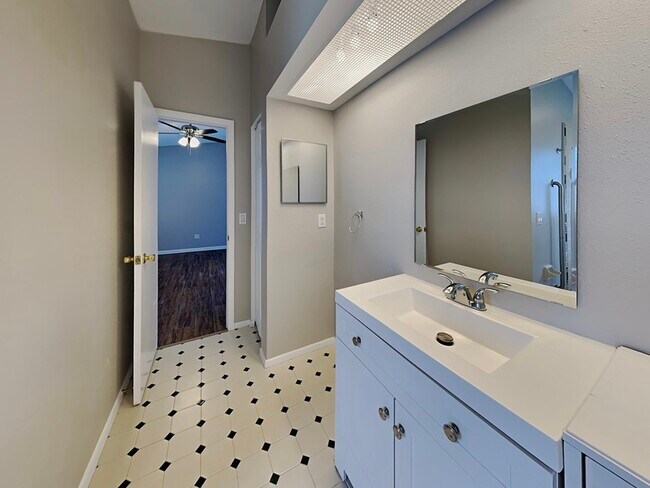 Building Photo - 1408 Sugarberry Ln