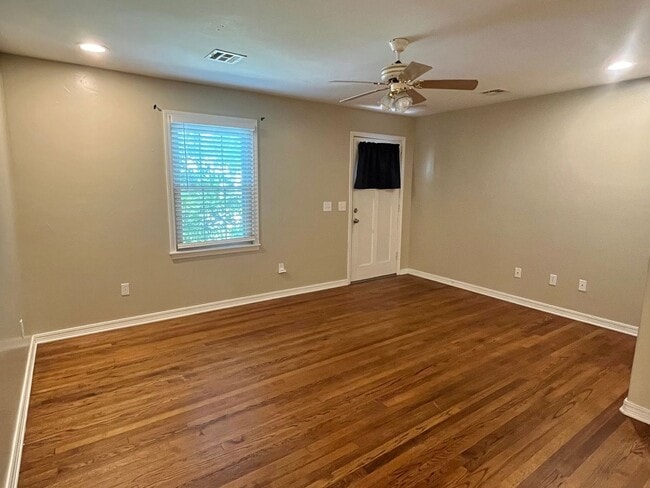 Building Photo - Charming 3 Bed 1.5 Bath!