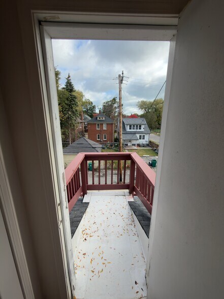 Building Photo - 846 Beaconsfield Ave