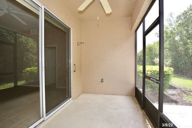 Building Photo - Premier 2/2 Spacious Condo with a Screened...