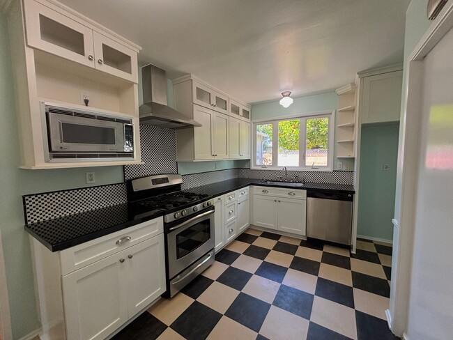 Building Photo - Clean and comfortable 3 bedroom available ...