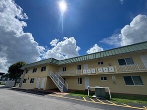 Building Photo - 104 Miami Gardens Dr