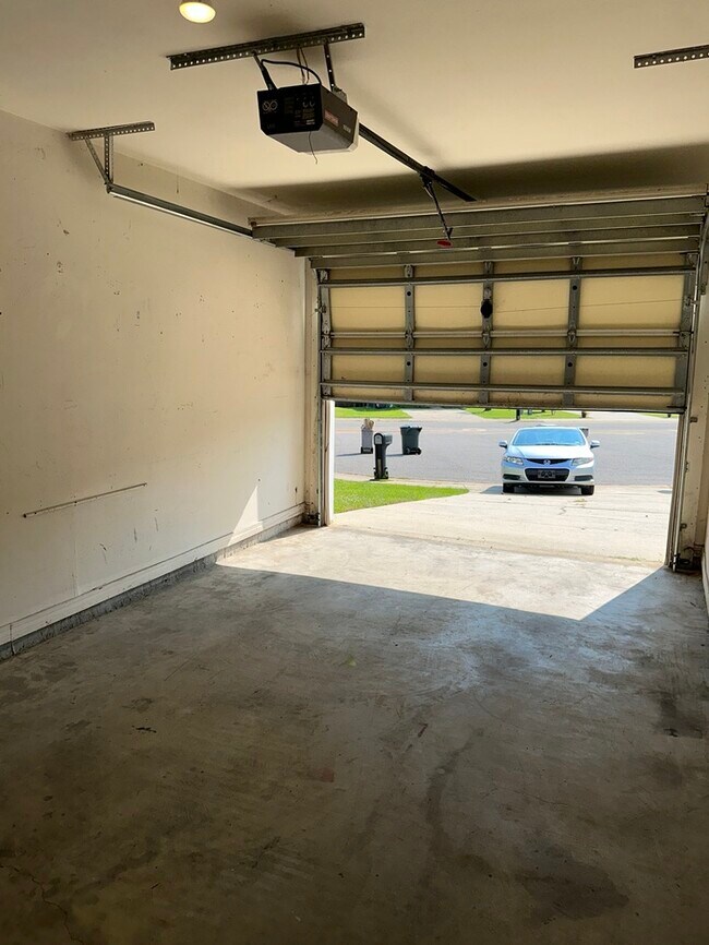 Building Photo - Cute 2/2 with garage and a nice size Flori...