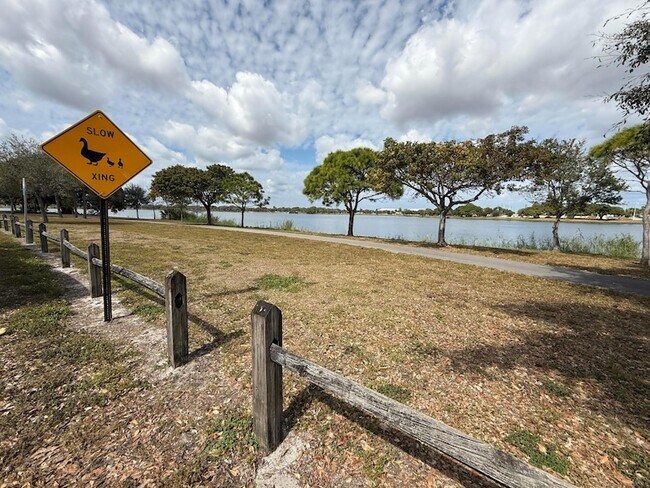Building Photo - 2004 Lake Osborne Dr