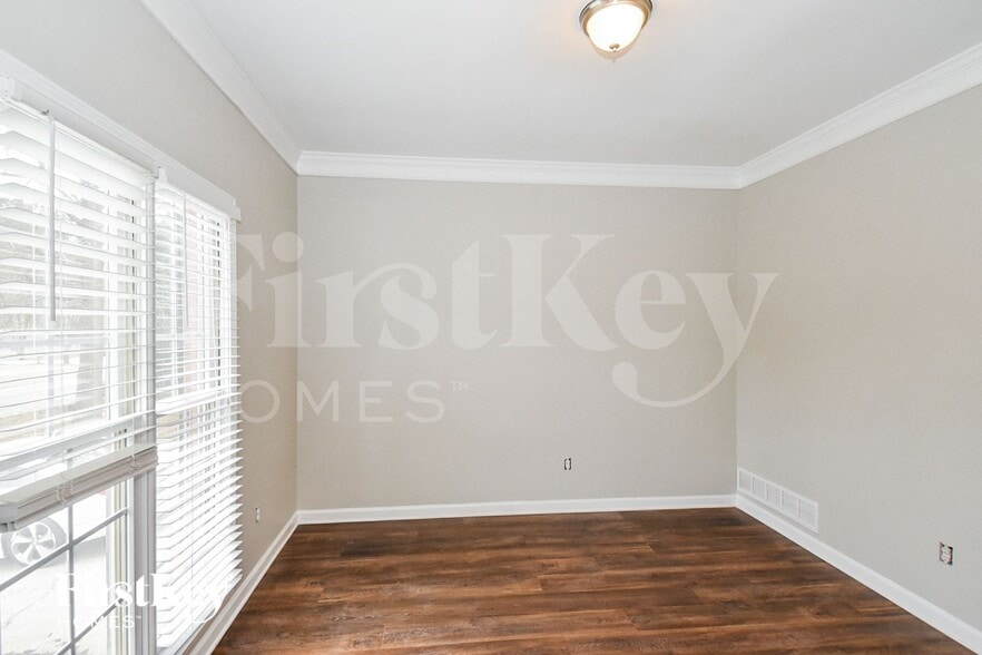 Building Photo - 4595 Kinsdale Dr