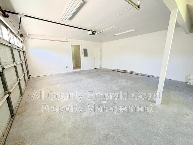 Building Photo - 710 Swan Ln