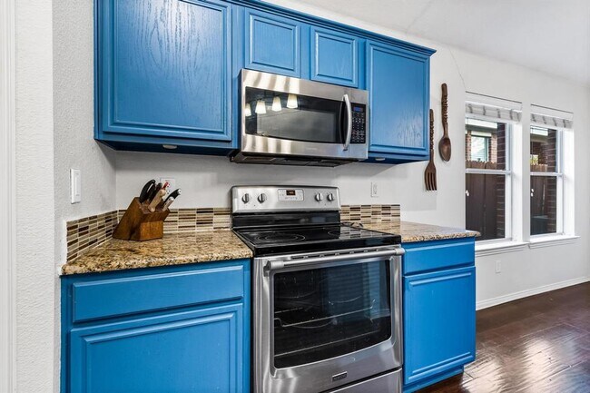 Building Photo - 1055 Port Sullivan Dr