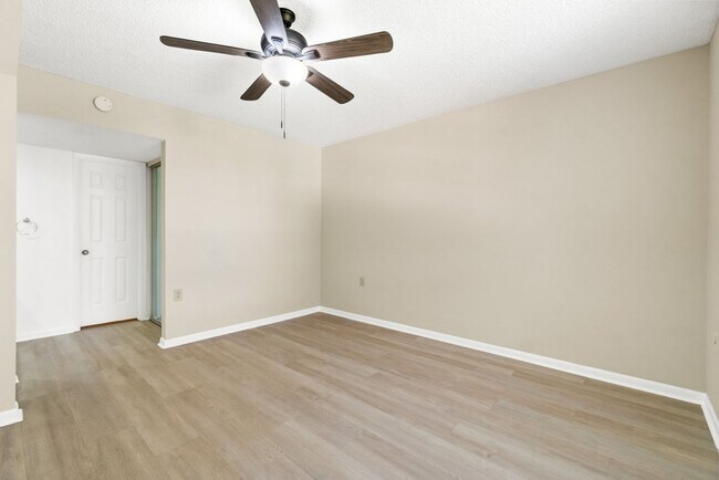 Building Photo - Spacious 2BR/2BA Condo at Whitehall - West Palm Beach