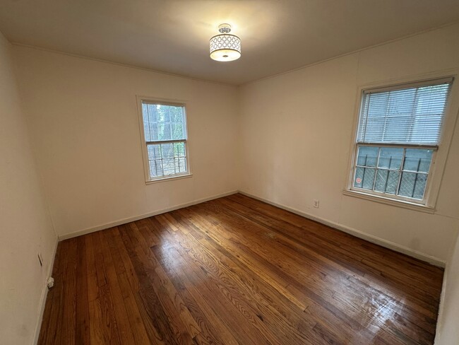 Building Photo - 1128 E 53rd St