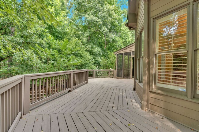 Building Photo - Spacious 7BR House in Powder Springs
