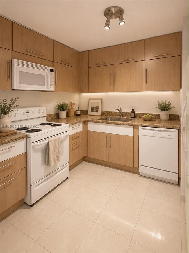 Building Photo - 1450 Brickell Bay Dr