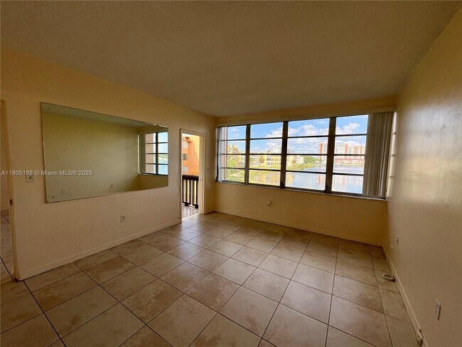 Building Photo - 1591 NE Miami Gardens Dr