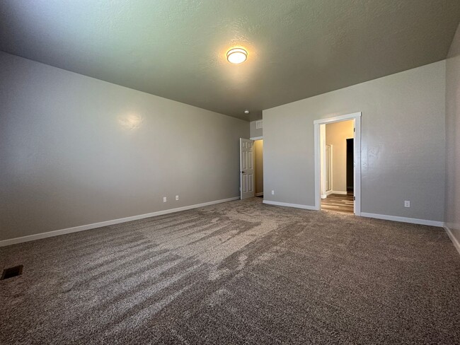 Building Photo - Beautiful 3bed, 2bath, 3car 1,948sq.ft. ho...