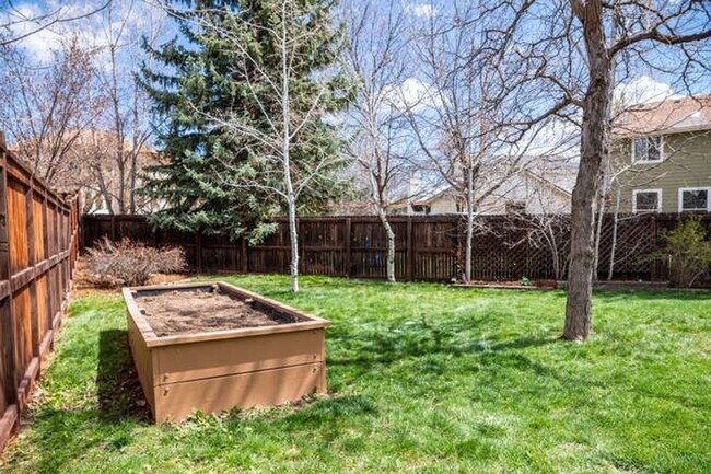Building Photo - Online for roommate application ONLY